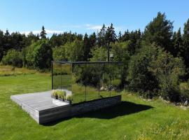 Seaside getaway in Ööd mirror house with sauna，位于Vihterpalu的酒店