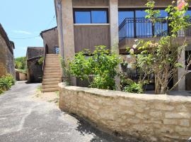 La Grange Des Rosiers Etage，位于Saint-Front-sur-Lémance的酒店