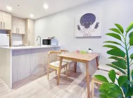 2BR Apt Next to Sky Tower with Pool Gym Access