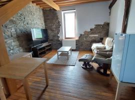 Charming country stone-wood house，位于斯塔沃洛的酒店