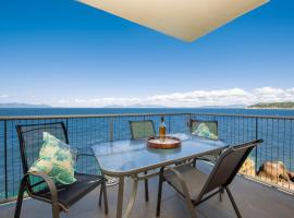 Luxury Oceanview Escape，位于耐莉湾的豪华酒店