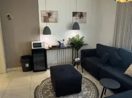 A studio with a master bed and a room with two beds استديو بسرير ماستر بالاضافة لغرفة بسريرين