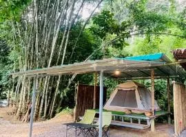 Khaosok Mysterious Restaurant and Camp ร้านลึกลับริมคลอง