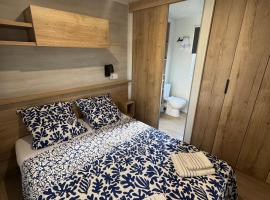 Nouveau bungalow No 575 Camping 4 étoiles Lac des Rêves，位于拉特斯的酒店