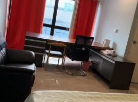 Studio Sleeps 2 with Free Parking