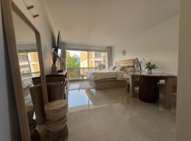 Entire Cozy Studio Walk to La D&eacute;fense Arena，位于楠泰尔的住宿