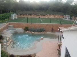 Casa chalet rustica con piscina y campo de futbol，位于Querol的酒店