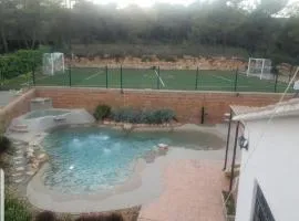Casa chalet rustica con piscina y campo de futbol