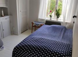 Mysig liten lägenhet, Central, Nära Tågstation och Sjö，位于阿灵索斯的酒店