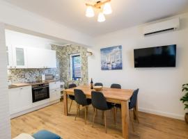 Apartment Miranda with terrace and BBQ by the sea，位于斯拉汀的自助式住宿