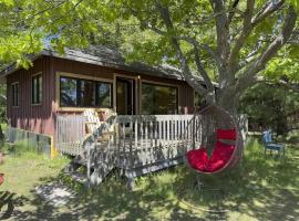 3-Bedroom Cottage #1 - Sand Bay，位于Dillon的酒店