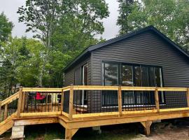 Lakefront Studio Cottage #7，位于Dillon的酒店