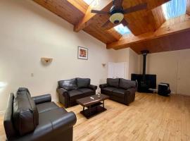 Spacious 3-Bedroom Main House in Bobcaygeon #12，位于卡沃萨湖的酒店