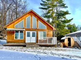 Muskoka Lakefront 3-bdrm Chalet #90，位于卡灵港的木屋