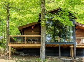 Lake Muskoka Deluxe 3-bdrm Cottage - Pier 100 #80，位于卡灵港的酒店