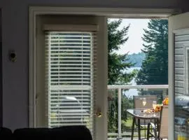 Muskoka Lakefront 4-bdrm Guest House