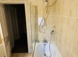 Feels like home, Room Douglas, Cork，位于Balnacart的酒店