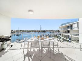 Waterfront Elegance with Pool & Jetty Access，位于巴迪纳的酒店