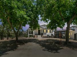 Desert Mountain Escape with Private Hot Tub home，位于特哈查比的酒店