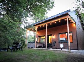 Le Geai Bleu - Waterfront Chalet with Spa，位于Valcartier Station的酒店