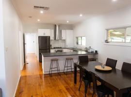 North Central Spacious Charmer，位于谢珀顿的酒店