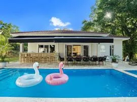 Modern 6 Br Villa With Hot Tub