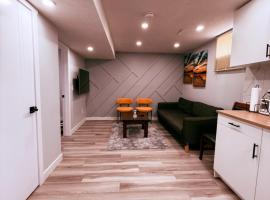 Spacious 2 bedroom 3 beds lower unit with separate entrance and parking space Near Downtown, Calgary Zoo, Costco and many more，位于卡尔加里的酒店