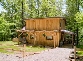 Private 4 acre waterfront cabin with Hot Tub，位于摩根敦的酒店