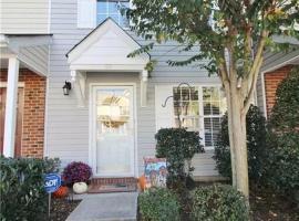 Executive & Luxury 2-bedroom Townhouse with Pool，位于格林斯伯勒的酒店