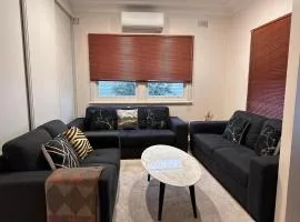 Stylish Home 2mins walk to Wollongong University