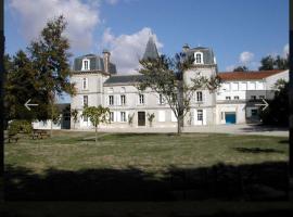 LES LOGIS Du CHÂTEAU，位于La Vergne的酒店