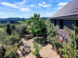 Kleines Haus mitten in der Natur mit eigener Terrasse und Sonnenbalkon，位于Halver的酒店