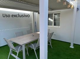 Luxury Penthouse BBQ Chill out terrace，位于洛斯雷亚莱霍斯的酒店
