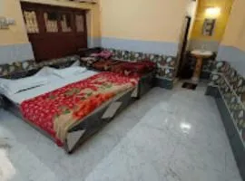 Mathura Hotel Laxmi Bhawan Dharamshala Near Dwarkadhish Temple & Saryu River -Fully Air Conditioning -Free Wi-Fi -Restaurant -Parking -Room Service -Best Hotel In Mathura
