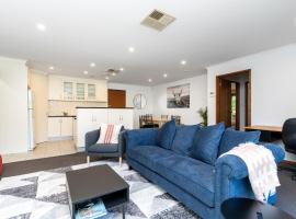 Spacious 2BR Home in Tranquil Leafy Neighborhood - Hosted by CanStay，位于堪培拉的酒店