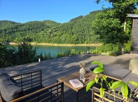 Blackberry Cabin lakeside escape，位于Tubravić的酒店