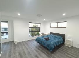 Modern and Spacious Queen Room with Attached Bathroom - R92，位于Guildford的酒店