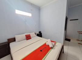 RedDoorz Syariah at Hotel Adi Sederhana near Stasiun Jatibarang，位于Sleman的酒店