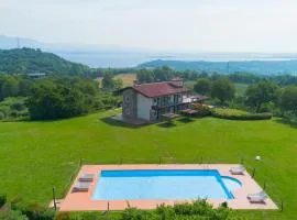 breathtaking lake view and pool, Prato Verde