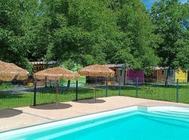 Camping Uhaitza "Le Saison"，位于莫莱昂利沙尔的酒店