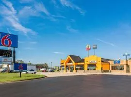 Motel 6-Clarksville, TN