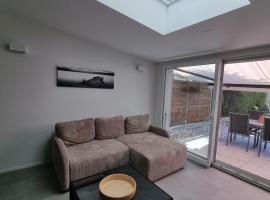 Newly renovated 2 bedroom holiday home in Cheyres，位于Cheyres的酒店