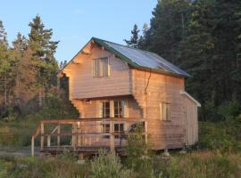 North Shore Retreat - OFF-GRID - OCEANfront，位于Indian Brook的酒店