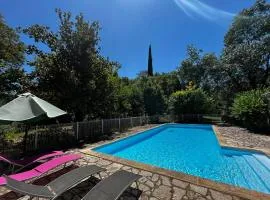 Villa historique à Berrias-et-Casteljau, 350 m² avec piscine privée