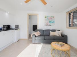 Lake House Studio - A Peaceful Waterfront Hideaway，位于Karraganbah的酒店