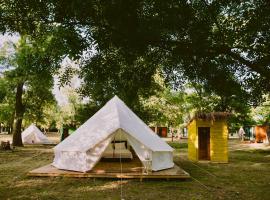 Glamping Neptun，位于乌尔齐尼的酒店