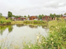 Lakeside Lodge Retreat, with Roof Deck min 6 nights