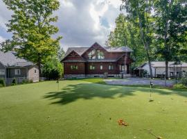 Lakefront cottage with golf area BBQ pool table，位于Bobcaygeon的酒店