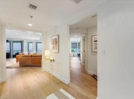 Penthouse Retreat Coastal Elegance With Gulf & Ba，位于开普迪瓦的酒店