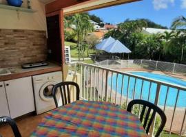 APPARTEMENT LOTUS avec PISCINE et à 3 min de la PLAGE Pointe Marin，位于圣安娜的酒店